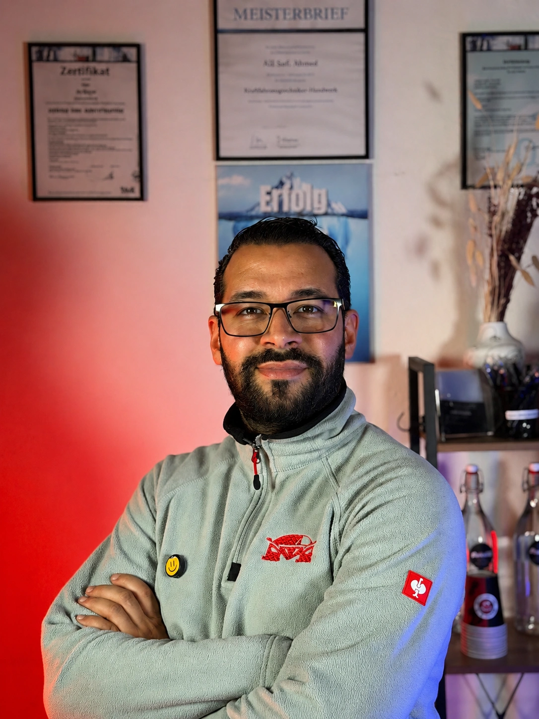 Ali Saif Mroué, zertifizierter KFZ-Gutachter in Berlin, präsentiert sich vor seinen Qualifikationen und Zertifikaten.